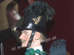 Kopfdetail mit der Bataillonsnummer 10 im Jägerhorn am Hut