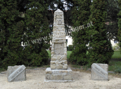 Das gereinigte Denkmal noch ohne Zierteile nach der Aufstellung im September 2012 - Foto WGE2012