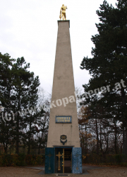 Obelisk als Eingang zur Gruft mit vergoldetem Todesgenius an der Spitze. Foto ECKEL