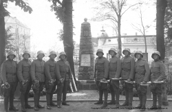 10er Jäger Denkmal (c) SAMMLUNG CLEMENS ELLMAUTHALER MA freigegeben für www.kopaljaeger.at