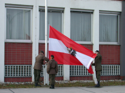Letztes Einholen der Dienstflagge Kopalkaserne 2006 - Foto: BMLV