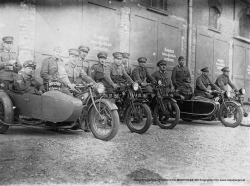 Motorradkurs 1932: Aufstellung vor der Garage zur Übungsfahrt - Copyright Sammlung Clemens ELLMAUTHALER, MA