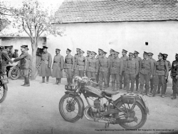 Motorradkurs 1932: Prüfungsfahrt, Abschluss bei Kreuzenstein (LEOBENDORF, Bez. KO) - Copyright Sammlung Clemens ELLMAUTHALER, MA