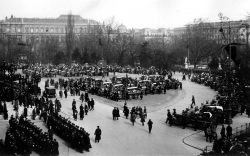 Aufstellung der 50 Särge vor dem Rathaus in Wien. Archiv ECKEL