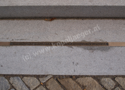 Das Kopal Denkmal nach der Restaurierung 2010 - Schriftleiste im Boden - Westfront, Foto WGE 2012