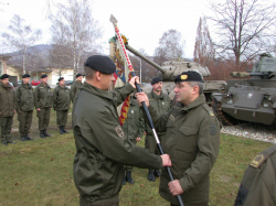 Übergabe der Standarte des Panzerbataillon 10 an den Kommandanten der 3. PzGrenBrig 2006 in MAUTERN - Foto BMLV