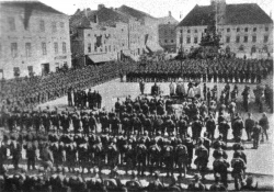 Eidesleistung der Kopaljäger am 10. August 1914 um 1600 Uhr am Rathausplatz in ST. PÖLTEN , in: ROST Alfred, Geschichte des k.u.k. Feldjägerbataillons Kopal Nr. 10 1914-1918, WIEN 1938, Abbildung 5, S 13