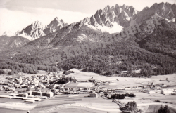 INNICHEN ca. 2 Jahre später Blickrichtung Süden gegen die Dolomiten. Links im Vordergrund ist die markante Kaserne des k.k. Landesschützen-Regiments „Innichen“ Nr. III (mit dem Regimentskommando sowie dem IV. Bataillon mit den 8.-10 und einer MG Abteilung) zu erkennen (heute: Kaserne des 6. Reggimento Alpini). Rechts ist der Bahnhof zu erkennen, der damals noch ausserhalb des Ortskernes lag. Links hinten ist undeutlich das Tal des FISCHLEINBACHS zu erkennen, welchem das Bataillon auf dem Weg vom KREUZBERGSATTEL ab MOOS folgte. Sammlung ECKEL