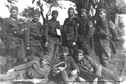 Gruppe bei Gefechtspause mit Hornisten im Vordergrund - Copyright Sammlung Clemens ELLMAUTHALER, MA